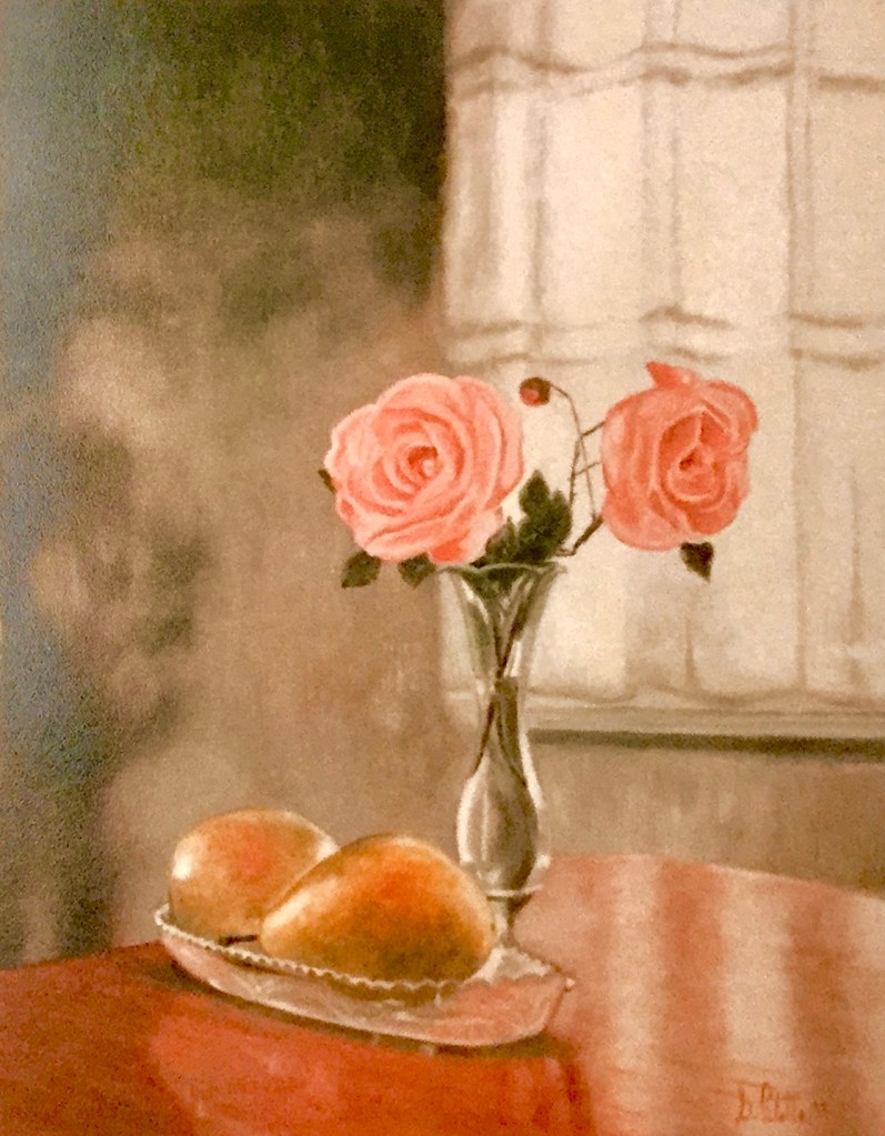 Deux roses roses dans un vase en verre posé sur une table, avec un fond brun 