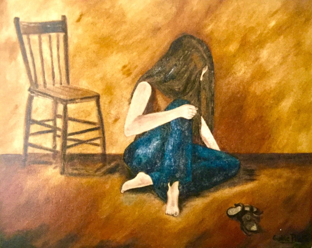 Jeune fille accroupie par terre le visage caché par une longue chevelure, sur fond ocre