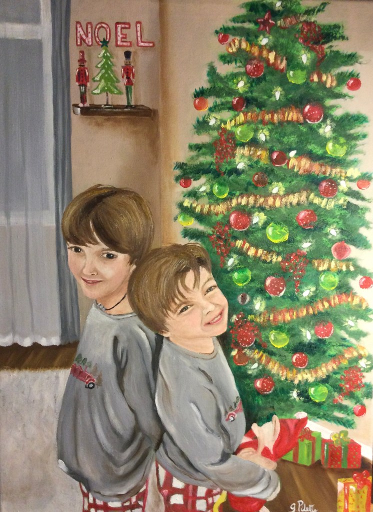 Deux enfants dos à dos en pyjama gris devant un sapin de noël 