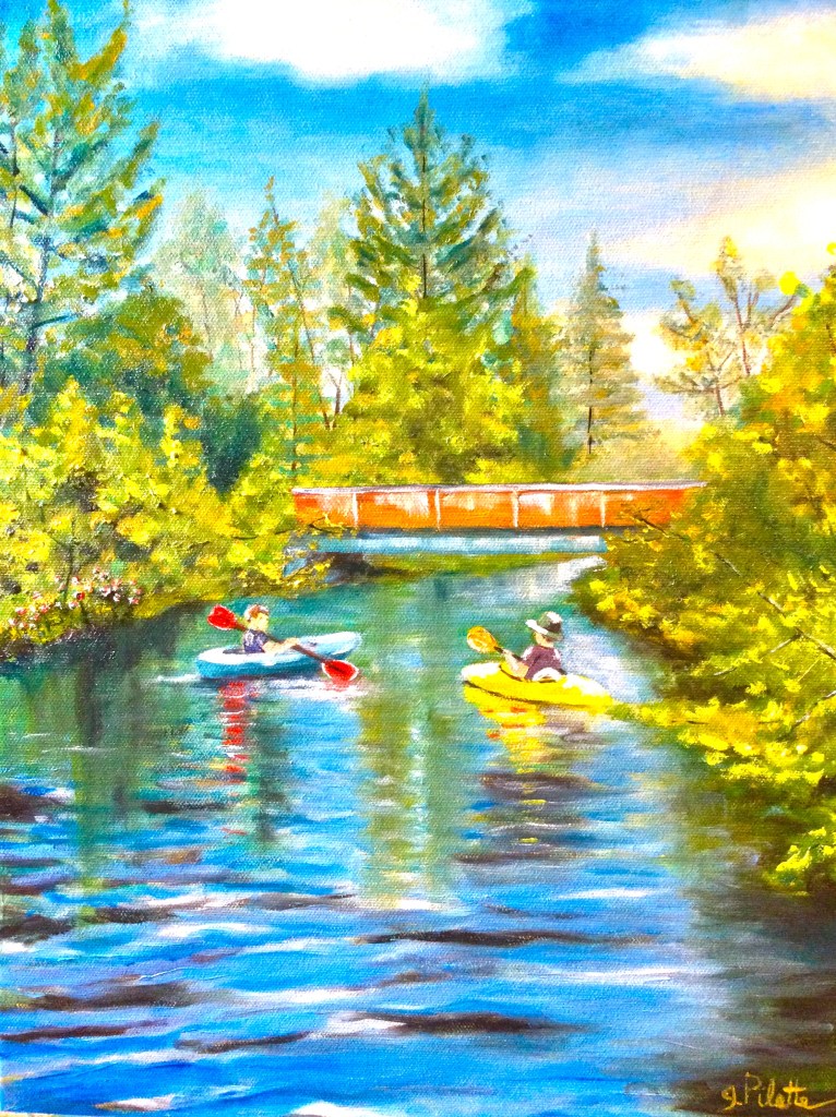 Deux kayakistes pagayant sur la rivière Saguay entourée de boisés, en direction d’un petit pont rouge 