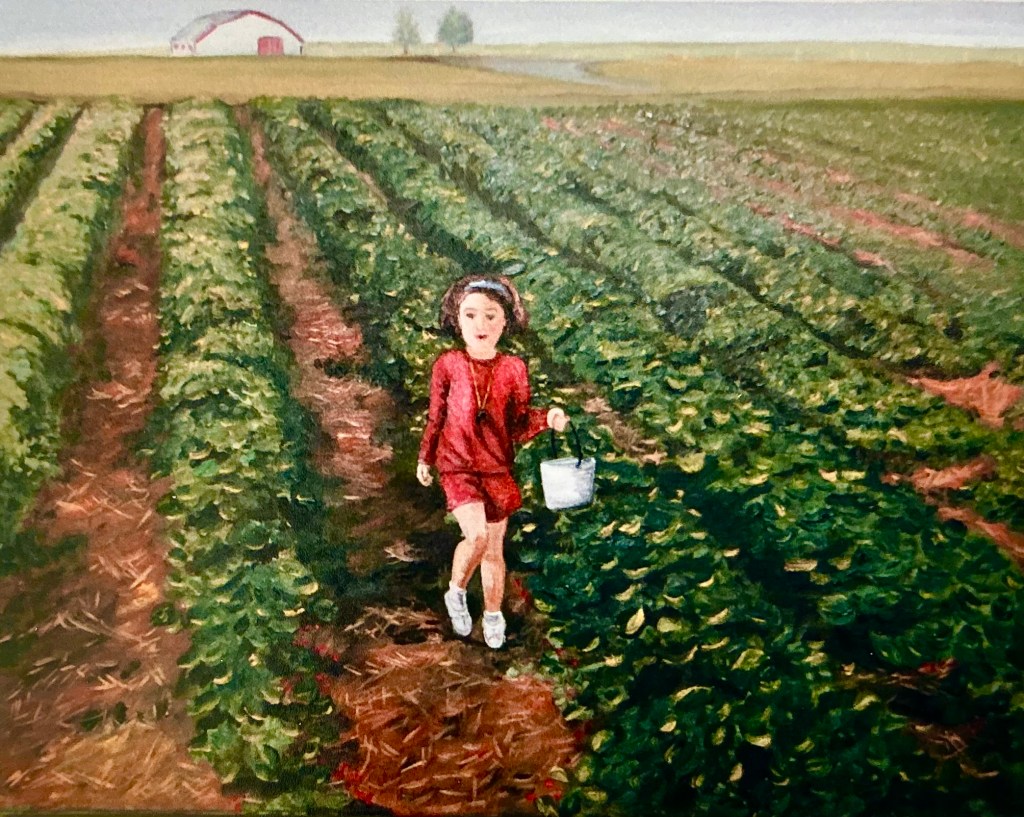 Petite fille en rouge avec un panier marchant entre les rangs de fraises 