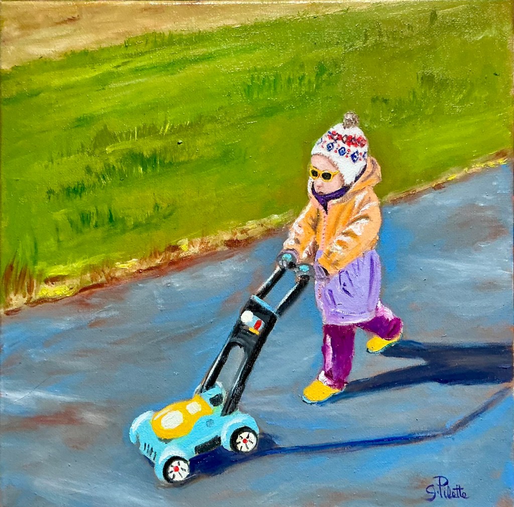 Petite fille en vêtements aux tons colorés marchant dans un parc en poussant une tondeuse jouet 
